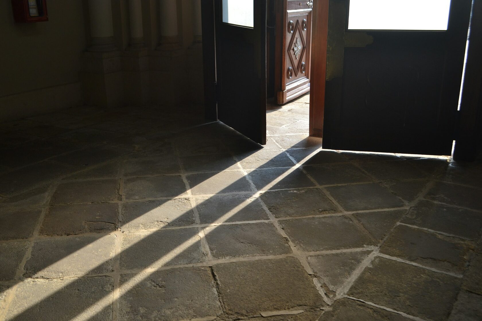 Pavimento de piedra natural con luz cálida